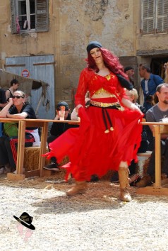 Danseuse à la foire du Roy rené à Peyrolles en provence