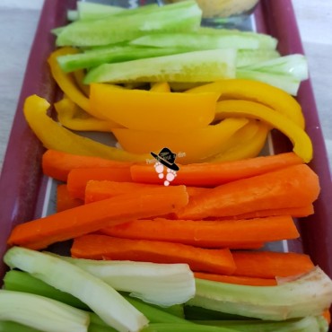 bâtonnets de légumes céleri, carotte, poivron, concombre tapenade poichichade